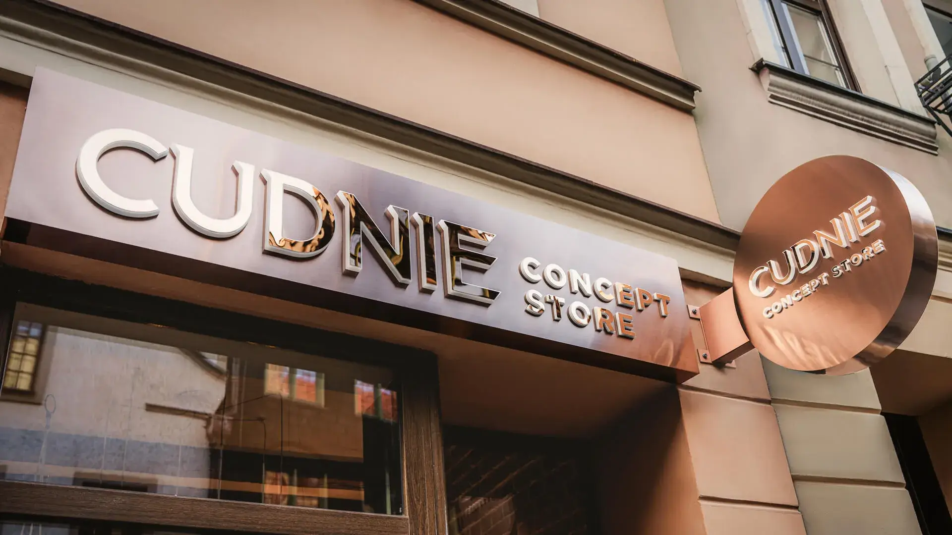 Concept Store, kaseton z literami, szyld podświetlany LED